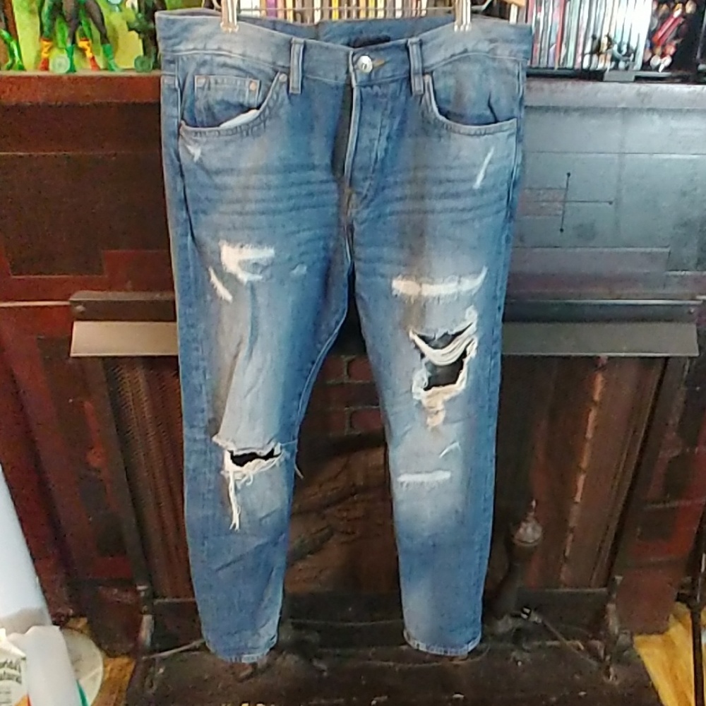 Slim distressed jeans